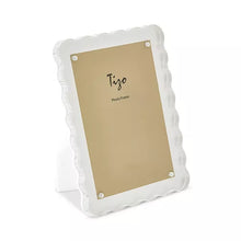 Load image into Gallery viewer, Lucite Wave Frame 4x6

